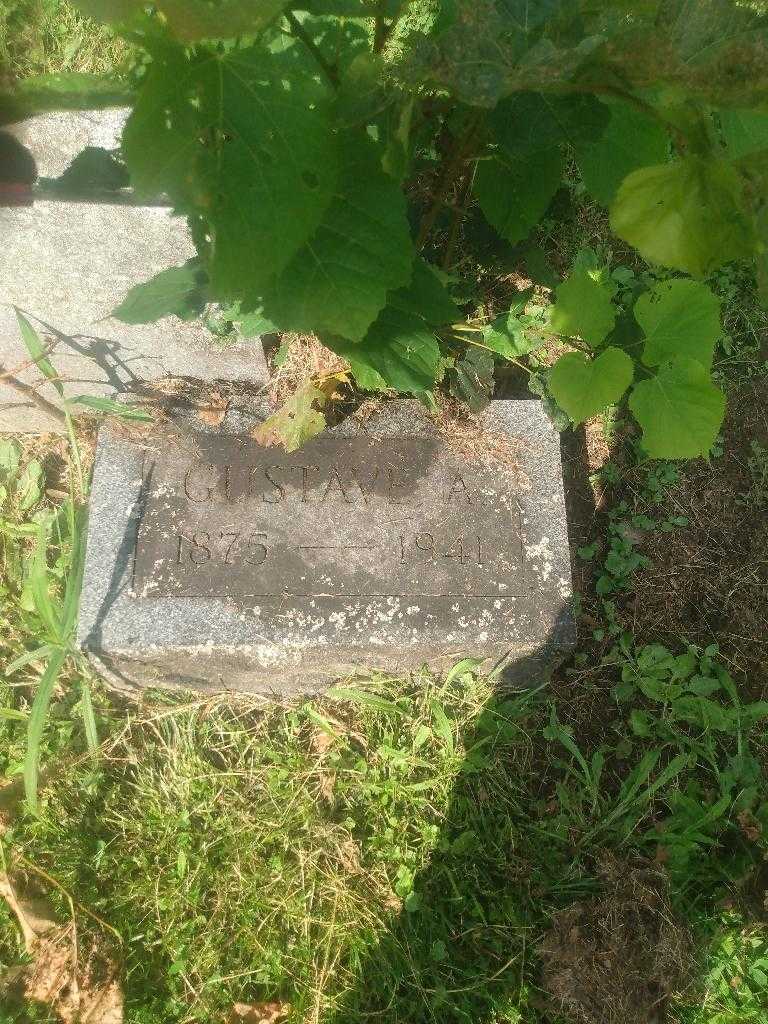 Gustave A. Lang's grave. Photo 3