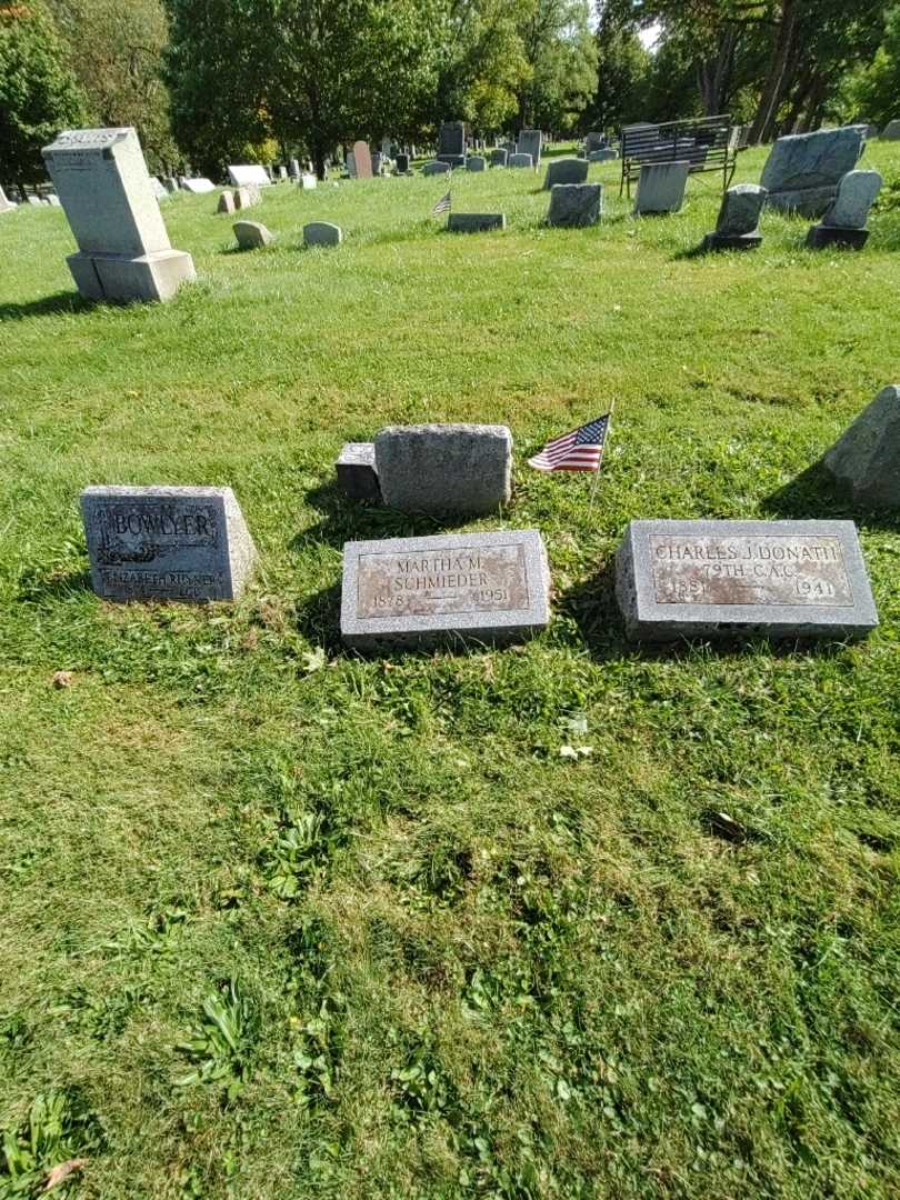 Martha M Donath Schmieder's grave. Photo 1