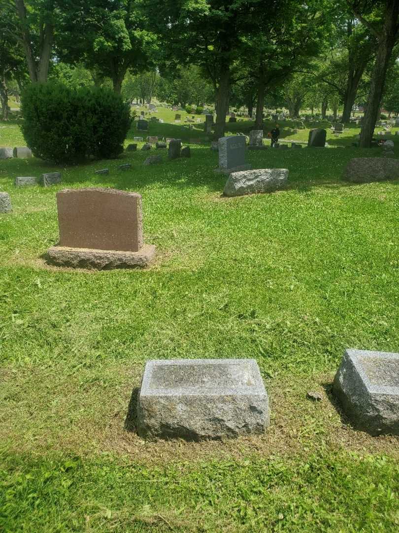 Wesley J. Lockwood's grave. Photo 1