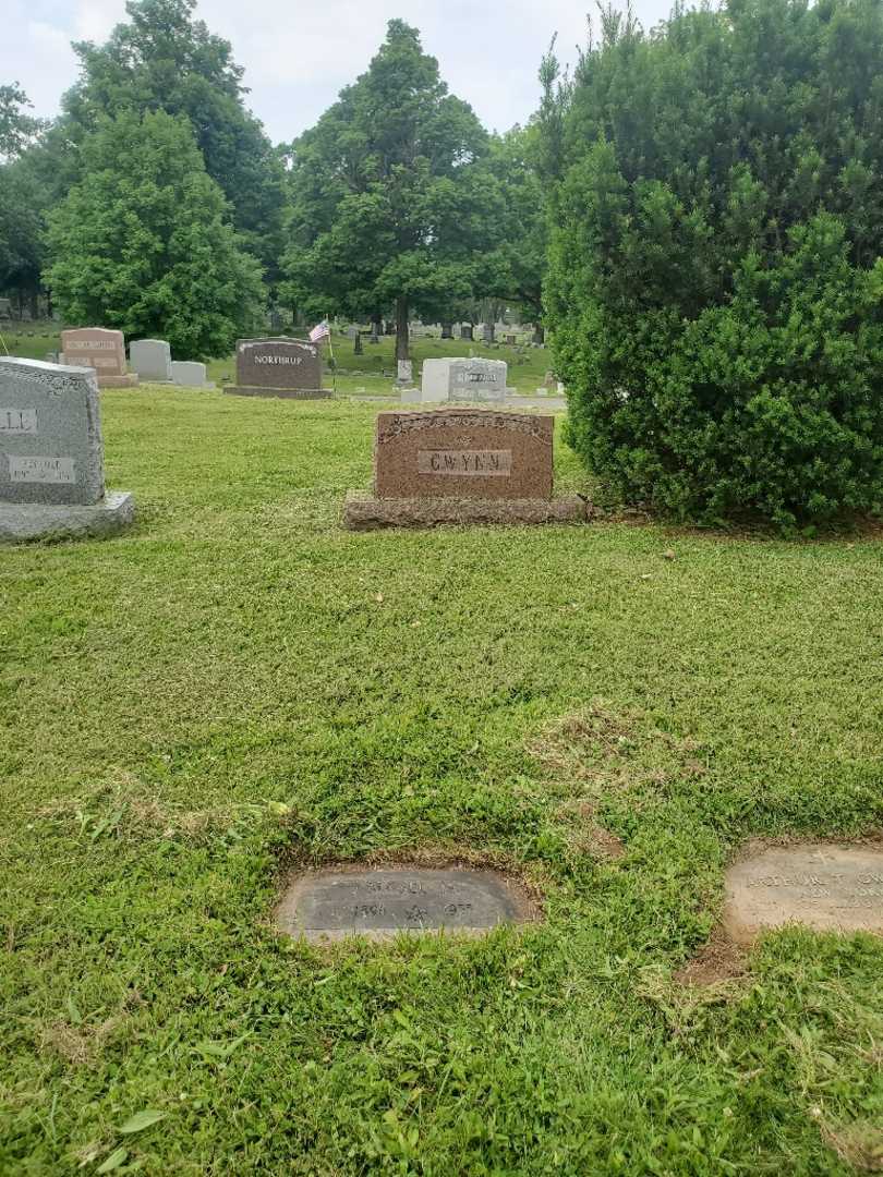 Mabel M. Gwynn's grave. Photo 1