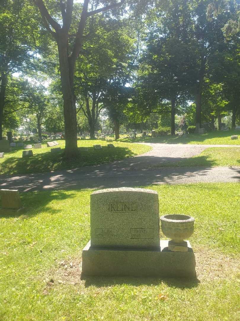 Ruth M. Kline's grave. Photo 1