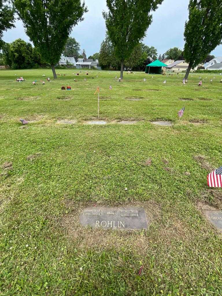 Gertrude S. Rohlin's grave. Photo 1