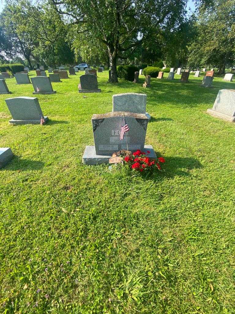 Ruth H. Fox's grave. Photo 1