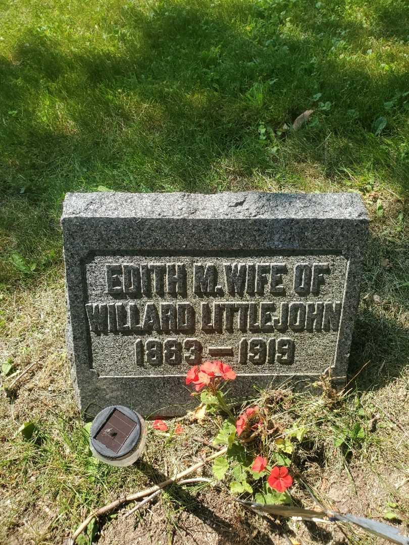 Edith May Littlejohn's grave. Photo 3