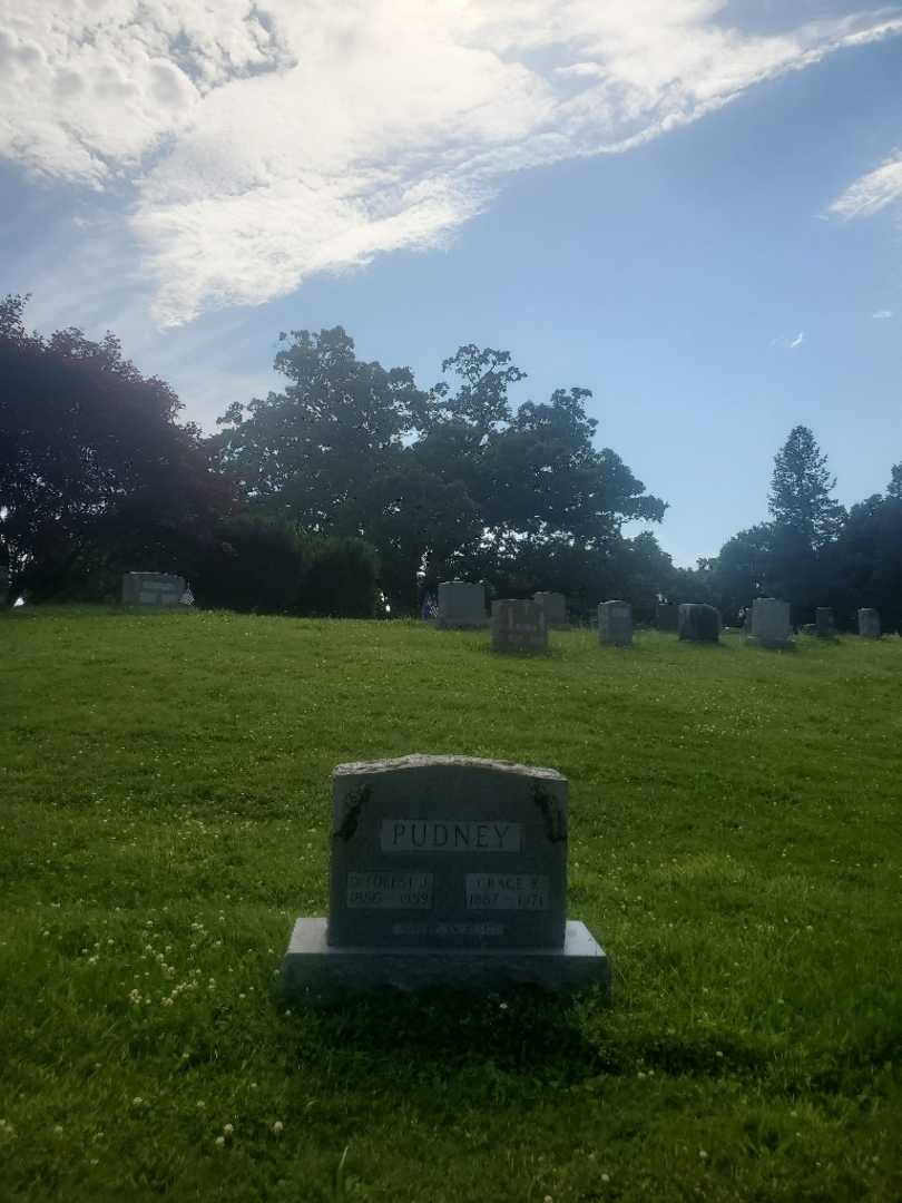 Grace K. Pudney's grave. Photo 1