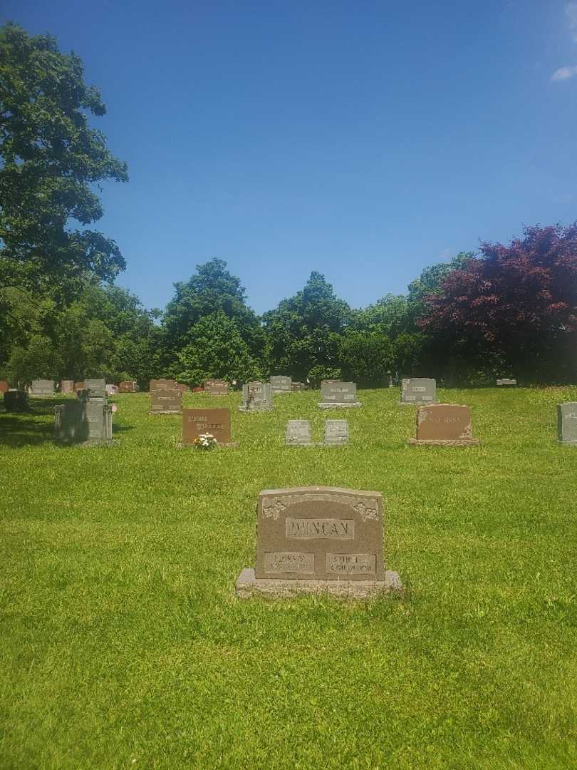 Flora V. Duncan's grave. Photo 1