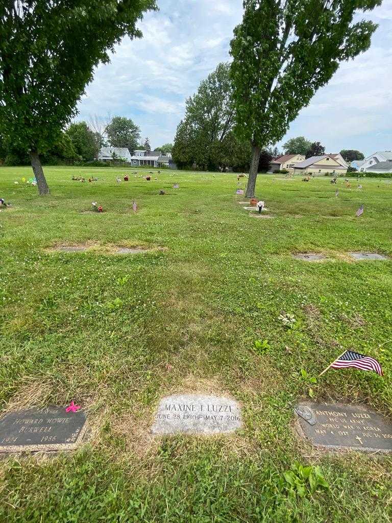 Maxine I. Luzzi's grave. Photo 1