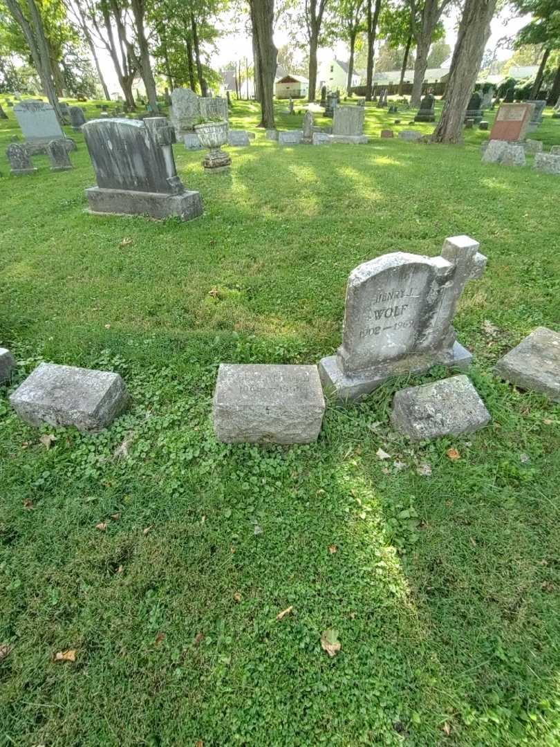 Elizabeth H. Barber Reynolds's grave. Photo 1