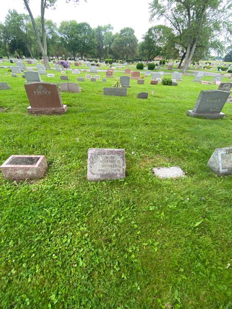 Josephine O. Munker's grave. Photo 1