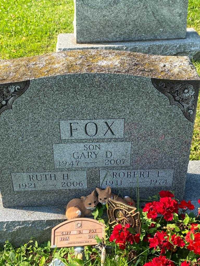 Ruth H. Fox's grave. Photo 3