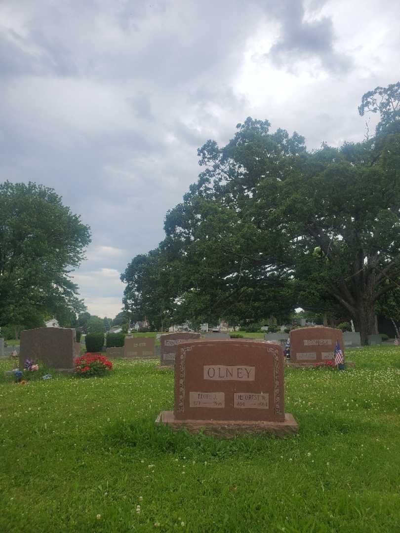 Deforest W. Olney's grave. Photo 1