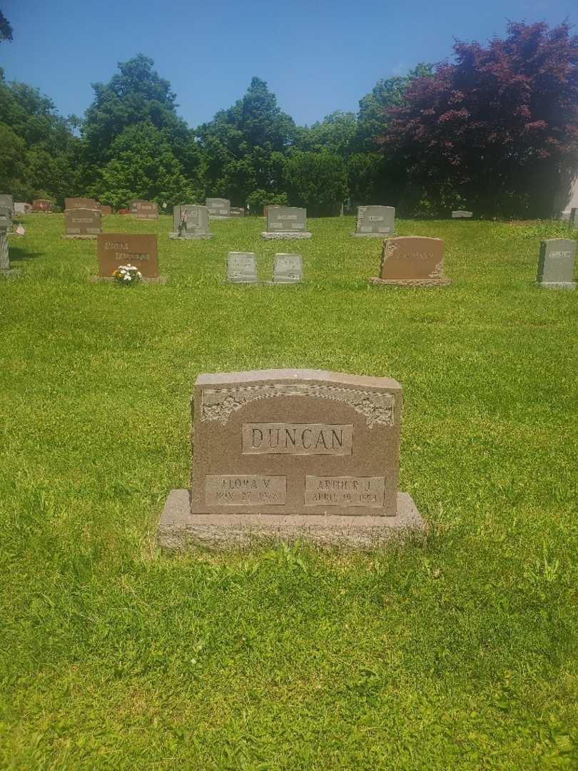 Flora V. Duncan's grave. Photo 2