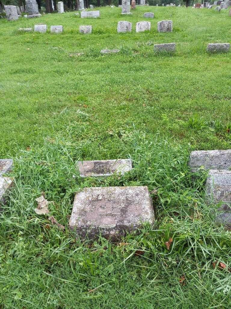 Leola E. Landphier's grave. Photo 1