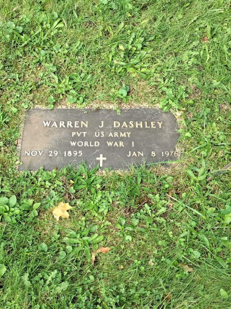 Warren J. Dashley's grave. Photo 3