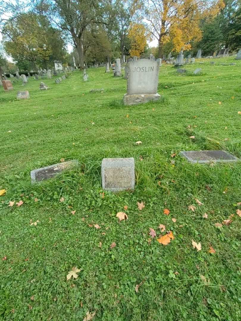Ruth E. Williams's grave. Photo 1