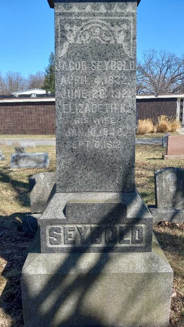 Jacob Seybold's grave. Photo 4