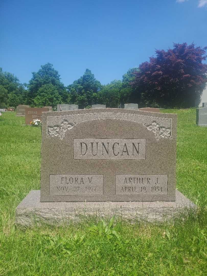 Flora V. Duncan's grave. Photo 3