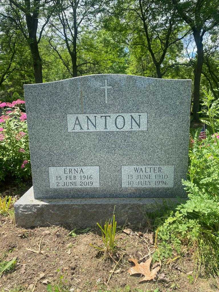 Erna Anton's grave. Photo 3