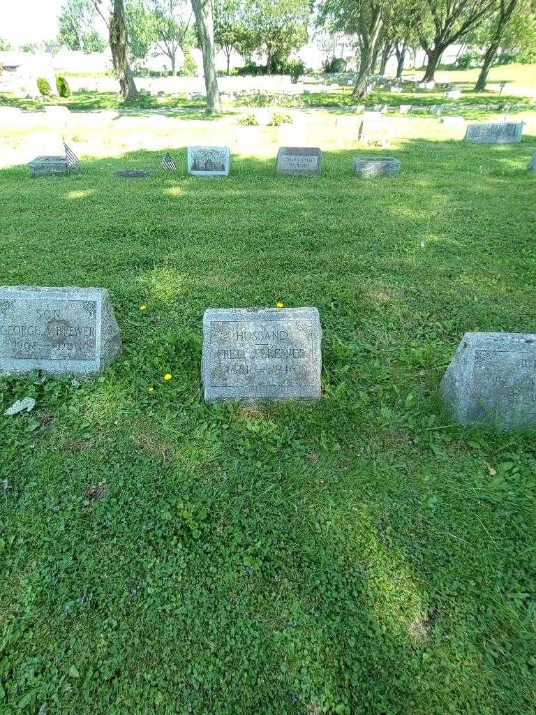 Fred J. Brewer's grave. Photo 1