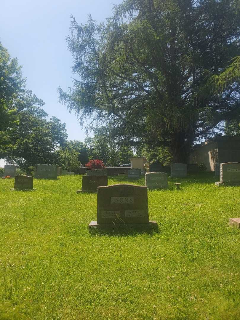 Marie M. Lyons's grave. Photo 1