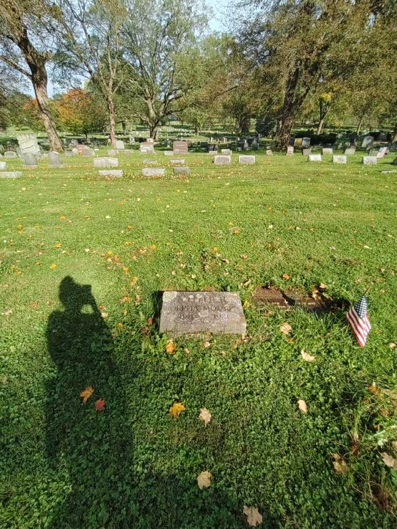 Orpha Moore's grave. Photo 1