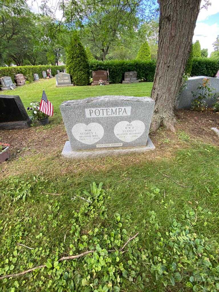 Stanley Potempa's grave. Photo 1