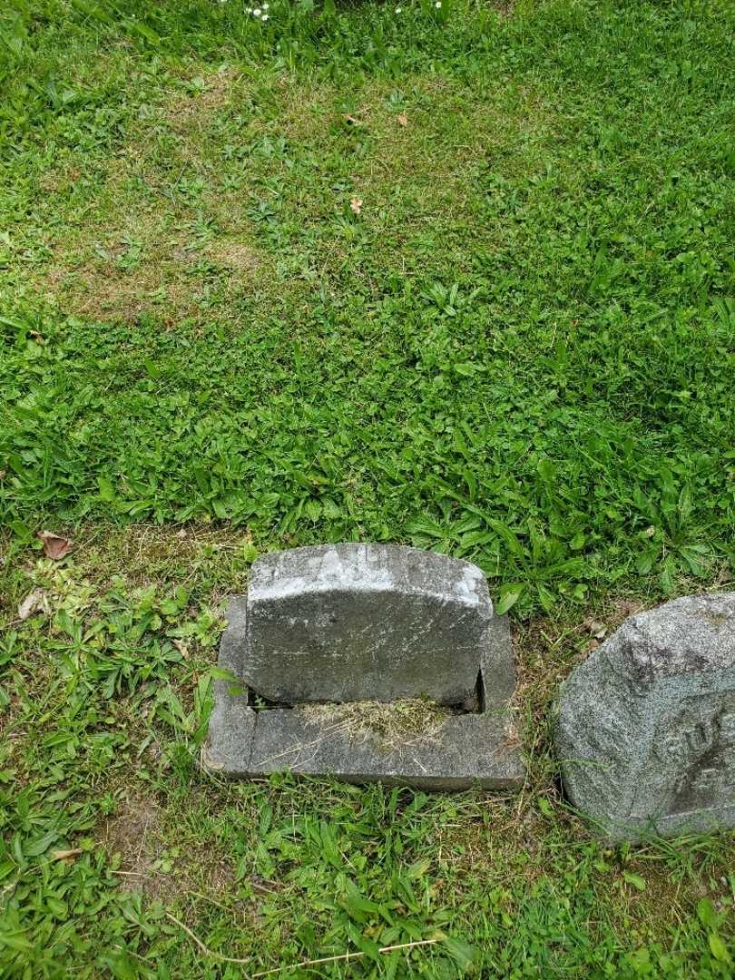 Laura M. Muller's grave. Photo 2