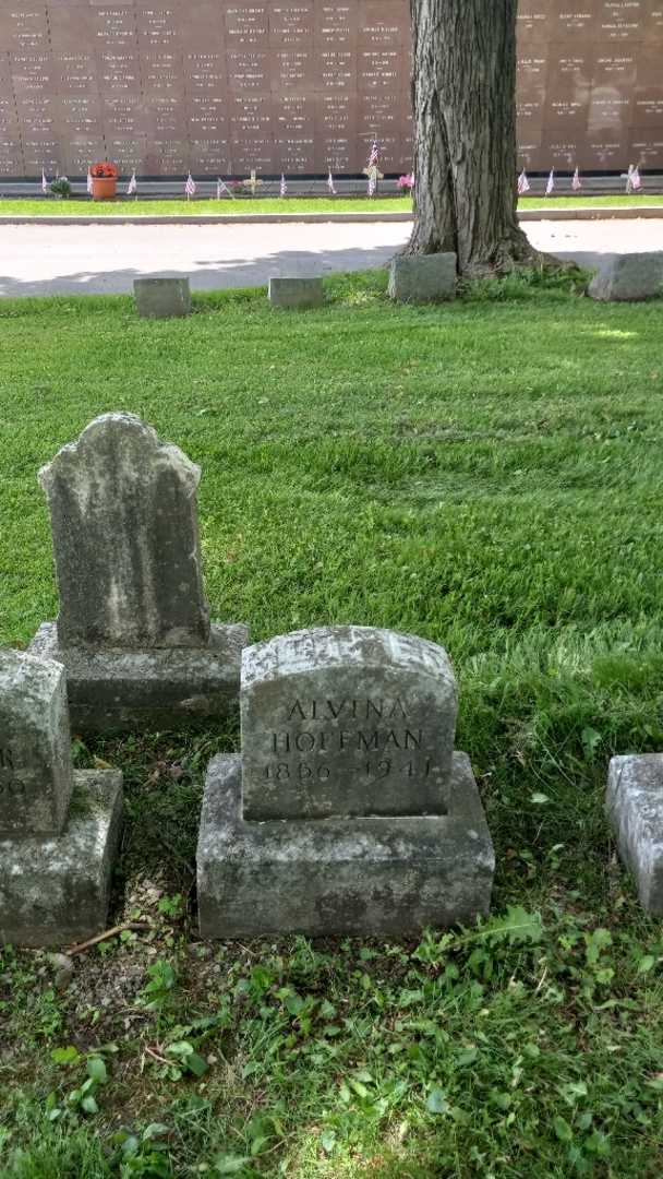 Alvina M. Hoffman's grave. Photo 2