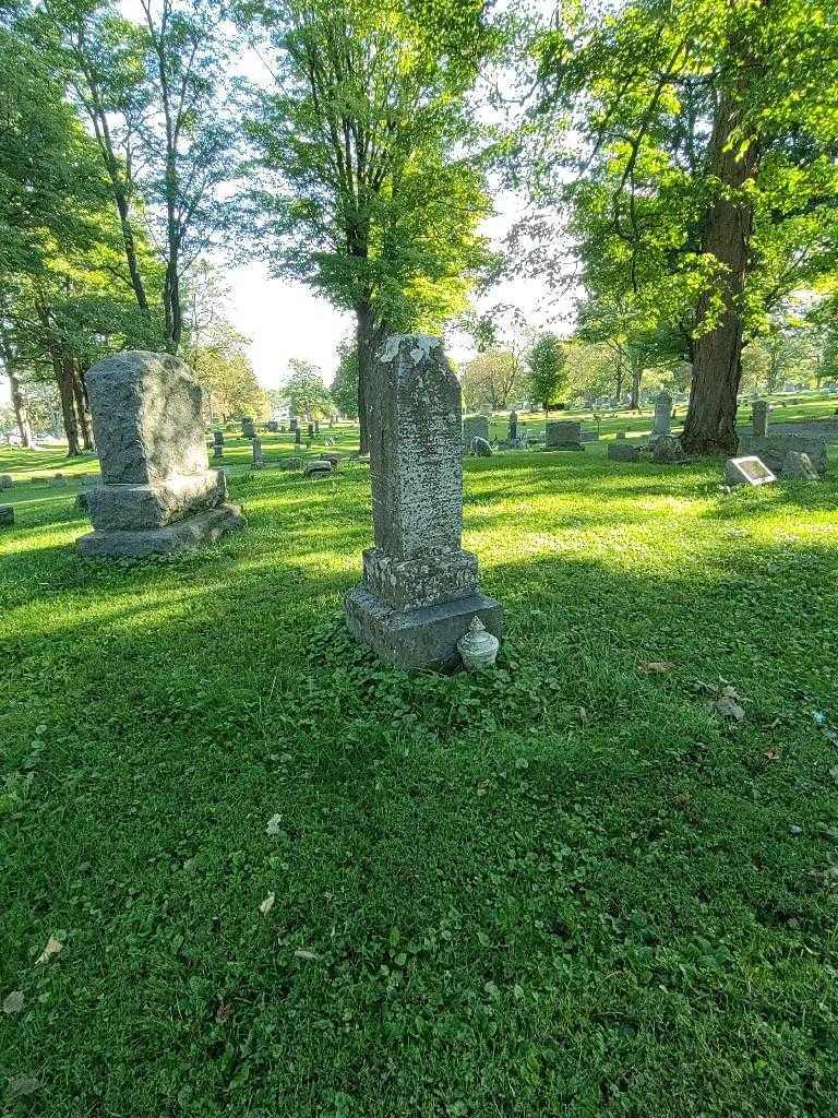 Everett S. Larrabee's grave. Photo 1