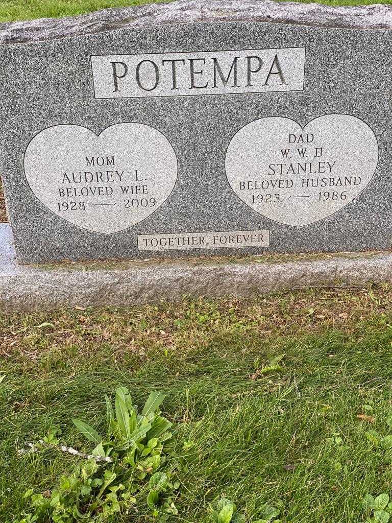 Stanley Potempa's grave. Photo 3