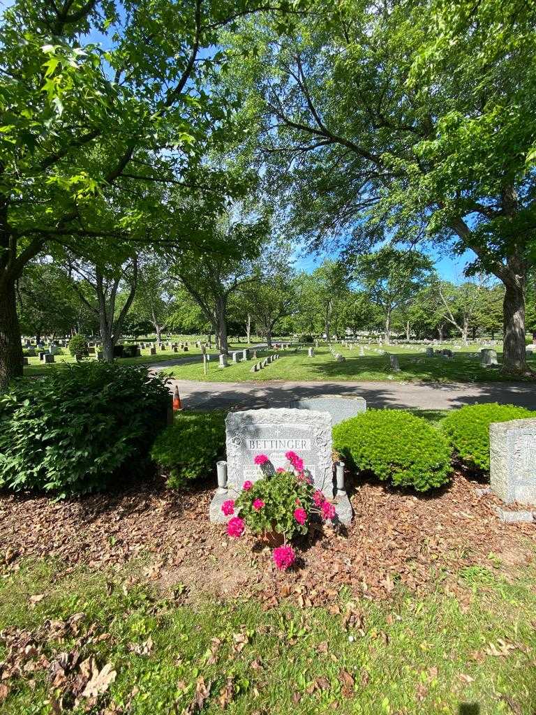 Esther Strutz Bettinger's grave. Photo 1