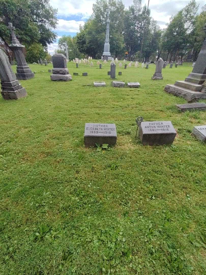 Elizebeth Winter's grave. Photo 2