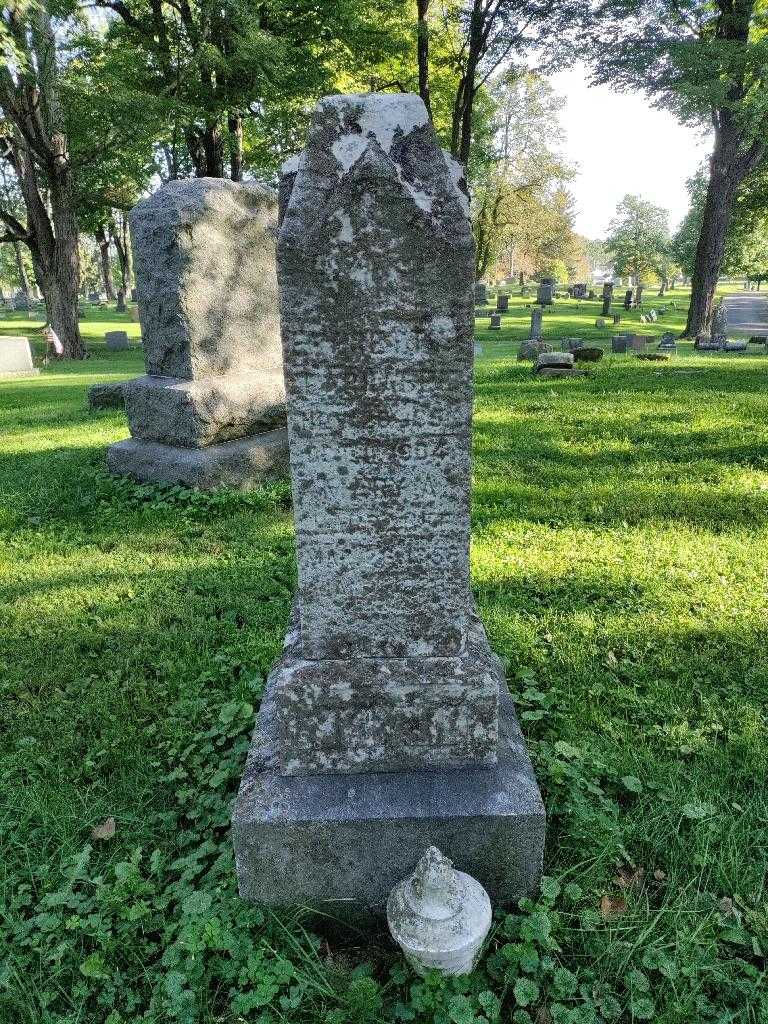 Everett S. Larrabee's grave. Photo 2