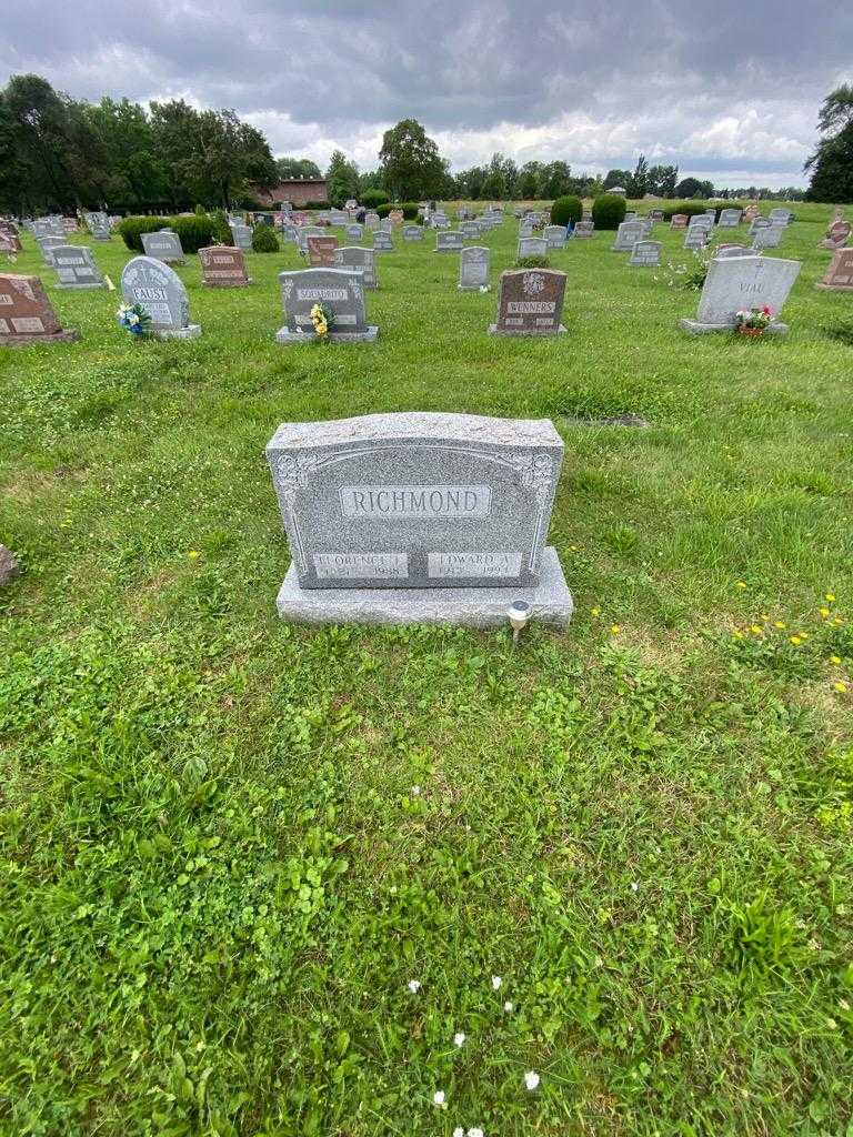Florence L. Richmond's grave. Photo 1