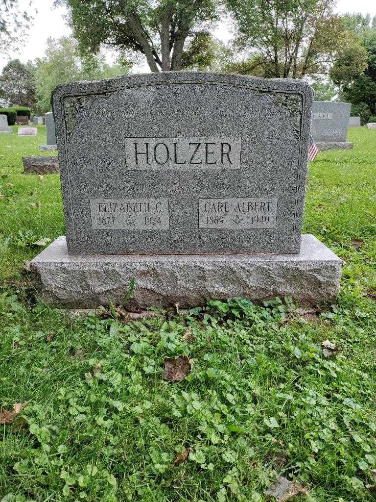 Carl Albert Holzer's grave. Photo 3