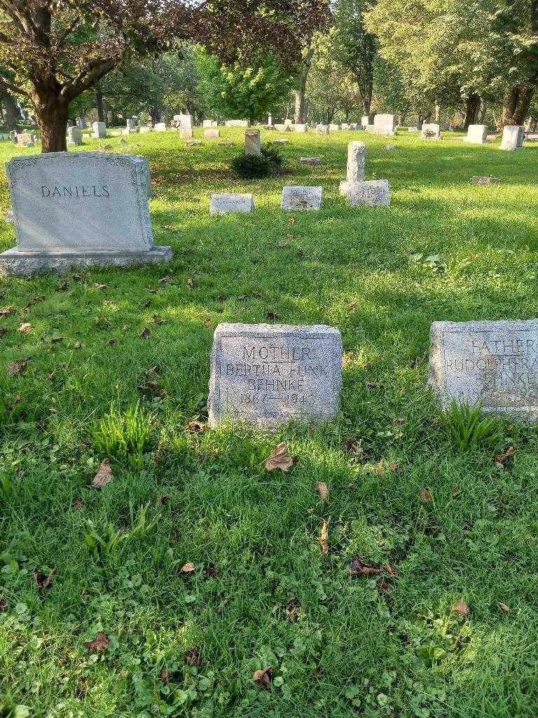 Bertha Funk Behnke's grave. Photo 1