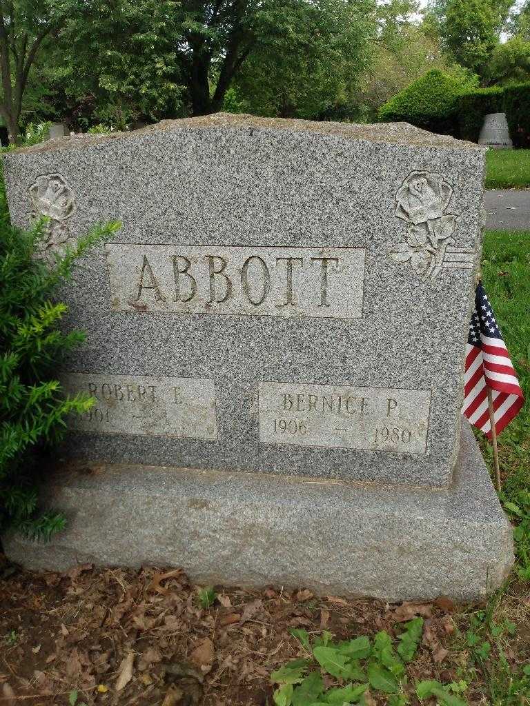 Robert E. Abbott's grave. Photo 1