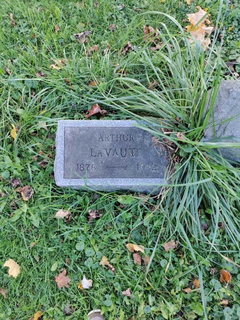 Arthur A. La Vaute's grave. Photo 2