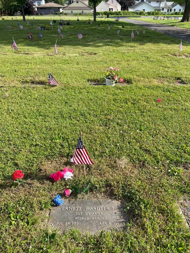 Ernest Hardter Senior's grave. Photo 3