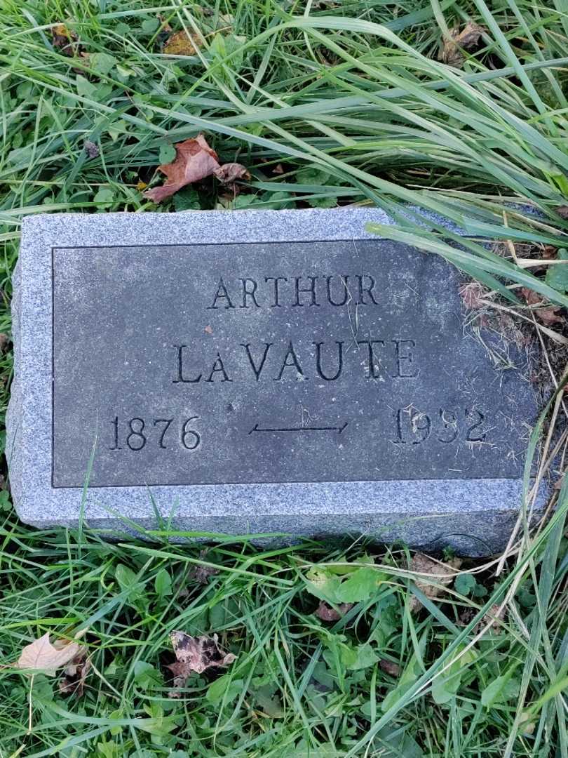 Arthur A. La Vaute's grave. Photo 3