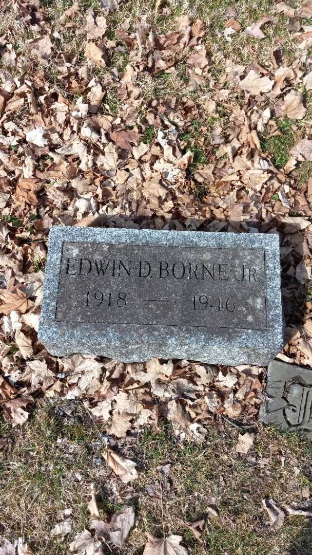 Edwin D. Borne Junior's grave. Photo 3