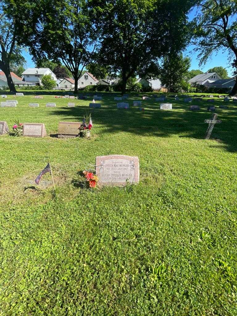 Goldie Phyllis Munger's grave. Photo 1