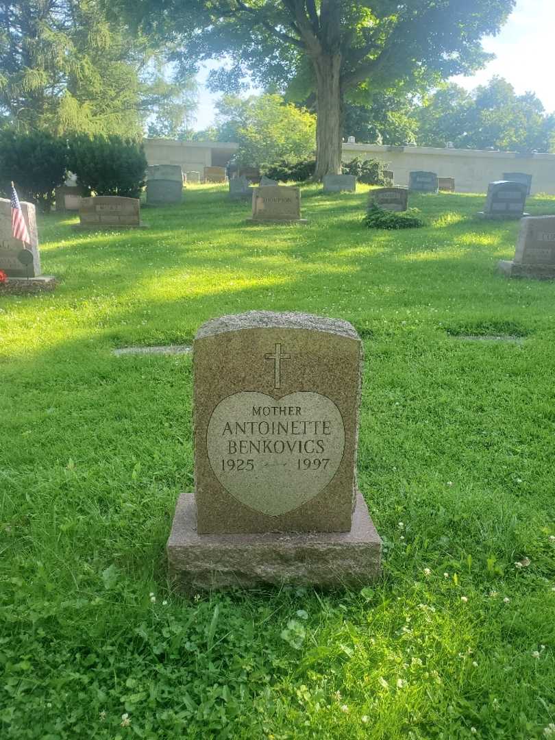 Antoinette Anne Benkovics's grave. Photo 2