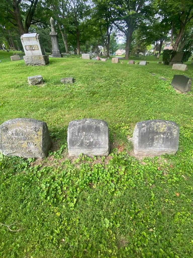 Ernest W. Richardson's grave. Photo 1