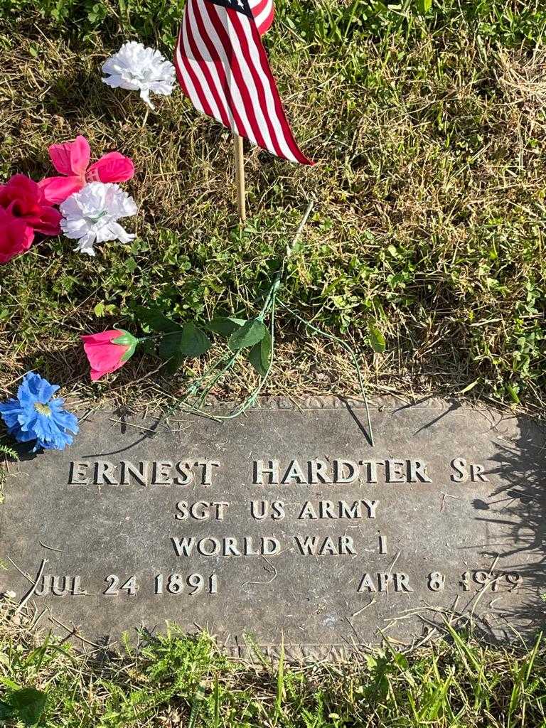 Ernest Hardter Senior's grave. Photo 1