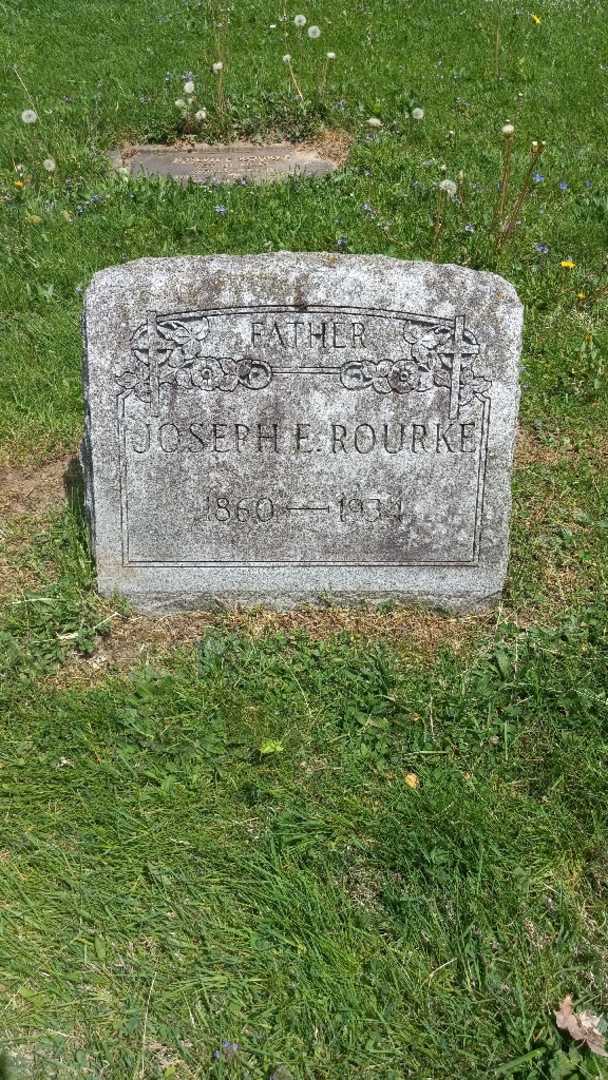 Leona L. Rourke's grave. Photo 1