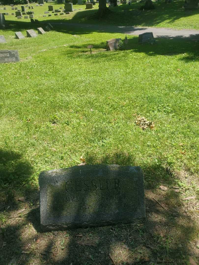 Robert E. Gessler's grave. Photo 1