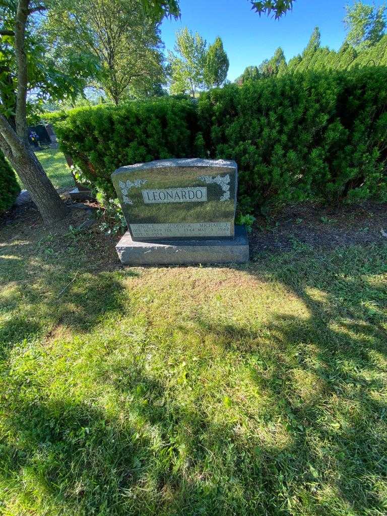 Paul T. Leonardo's grave. Photo 1