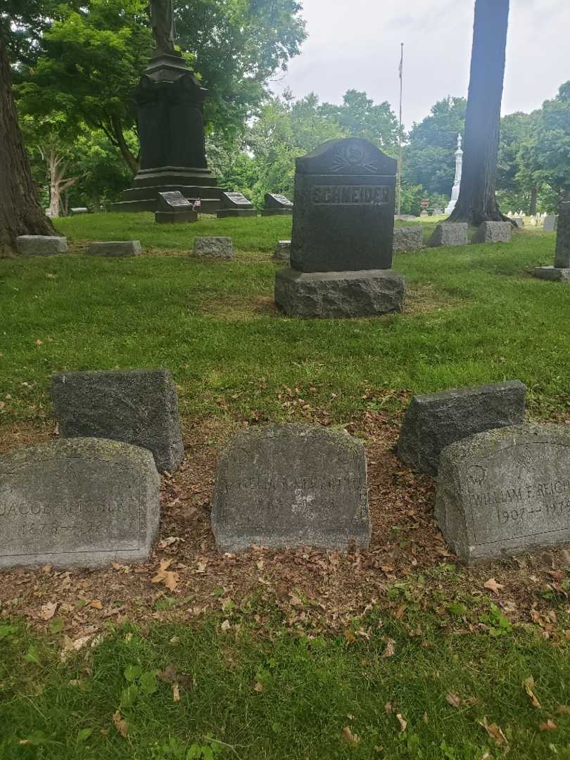 Amelia R. Verrette's grave. Photo 1