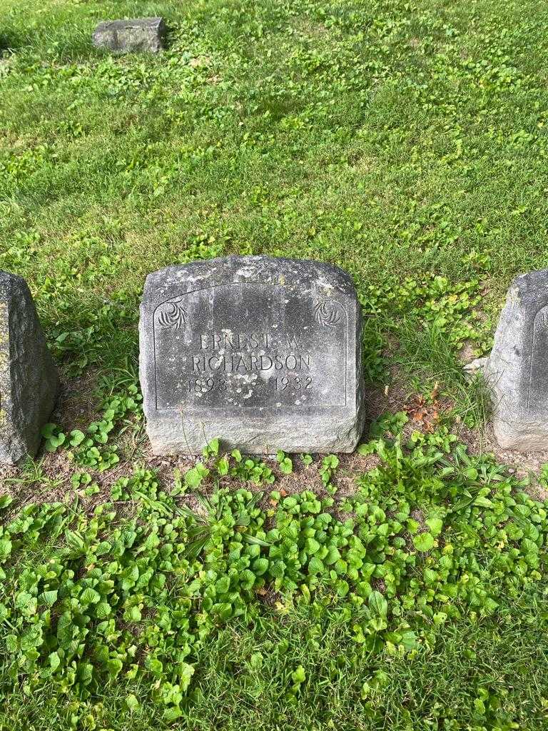 Ernest W. Richardson's grave. Photo 2